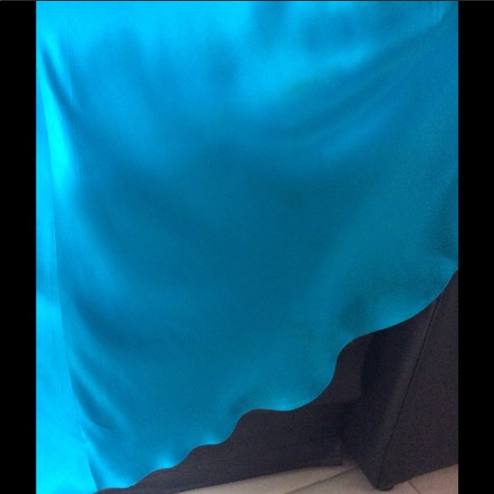 Formal gown - Picture 3 of 3